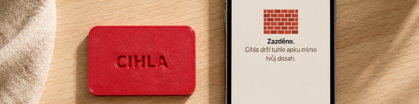 Cihla a iPhone se zamčenou aplikací na dřevěném stole